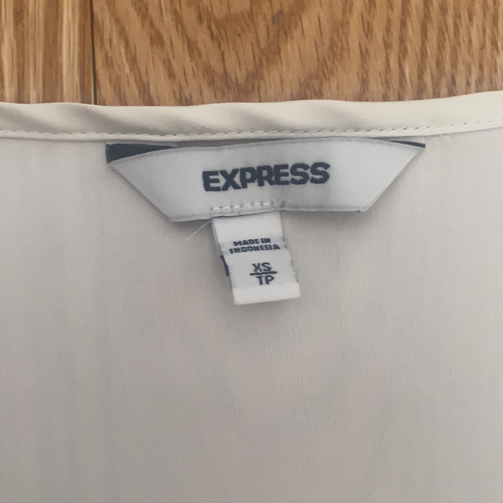Express V-neck Tee - Picture 2 of 5